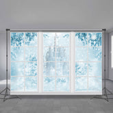 Aperturee - Weißes Fenster blaues Schloss verschneite Winterkulisse